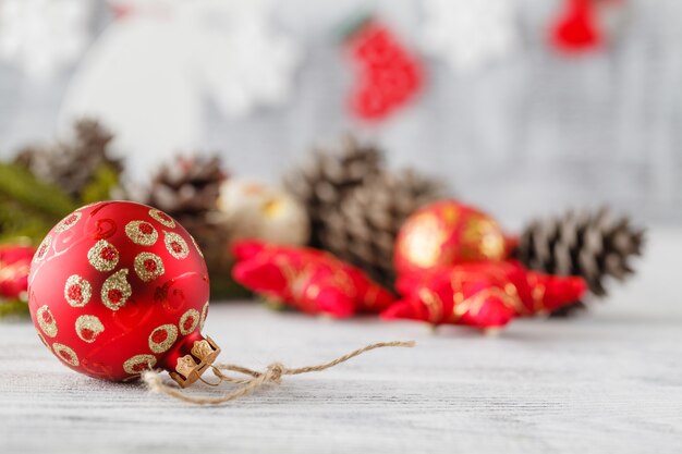 Árbol de navidad rojo y bolas en blanco