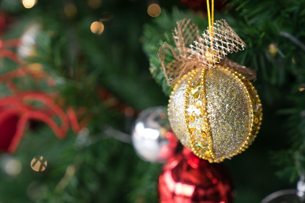 Árbol de Navidad rojo verde oro Bokeh