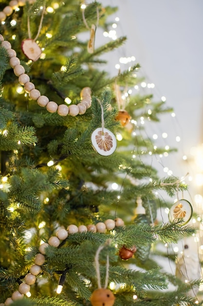 Árbol de Navidad rústico con adornos hechos a mano Acogedor interior luminoso con adornos y luces navideñas