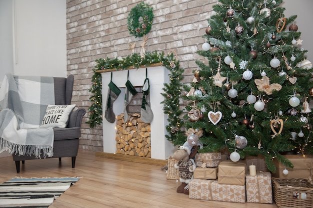 Árbol de Navidad en la sala de estar festiva.