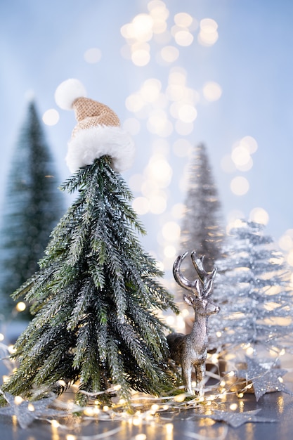 Árbol de Navidad sobre fondo azul bokeh.