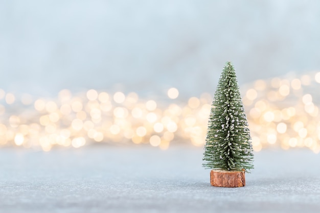 Árbol de Navidad sobre fondo bokeh. Concepto de celebración de vacaciones de Navidad. Tarjeta de felicitación.