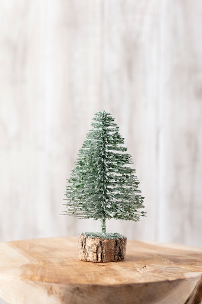 Árbol de Navidad sobre fondo de madera, bokeh. Concepto de celebración navideña. Tarjeta de felicitación.