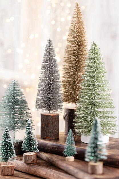 Árbol de Navidad sobre fondo de madera, bokeh. Concepto de celebración navideña. Tarjeta de felicitación.