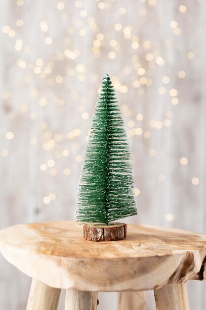 Árbol de Navidad sobre fondo de madera, bokeh. Concepto de celebración navideña. Tarjeta de felicitación.