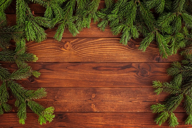 Árbol de navidad sobre fondo de madera