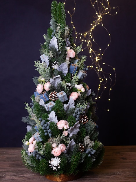 Árbol de Navidad sobre un fondo oscuro