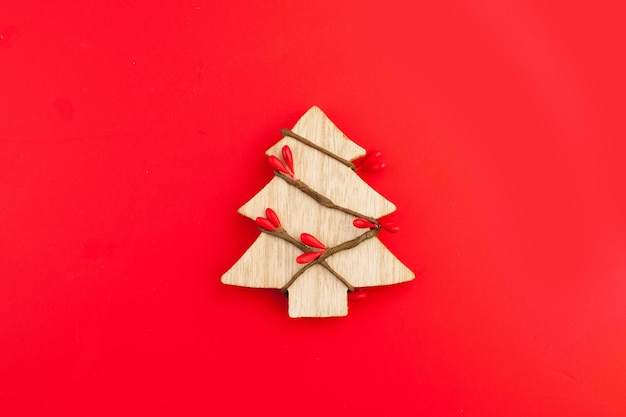 Árbol de Navidad sobre fondo de tarjeta roja