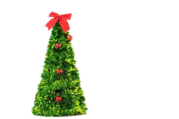 Árbol de Navidad verde artificial aislado con bolas rojas y espacio de copia de arco