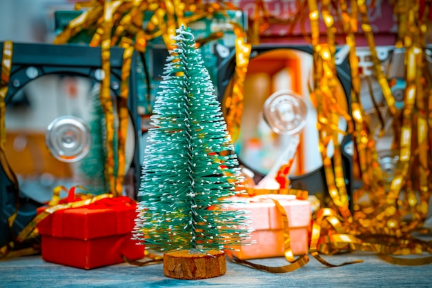 Árbol de Navidad verde festivo. Fondo para una tarjeta de felicitación.