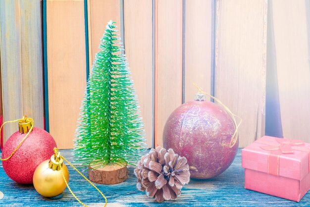 Árbol de Navidad verde festivo. Fondo para una tarjeta de felicitación.