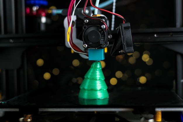 Árbol de Navidad verde impreso en impresora 3D. tecnología.