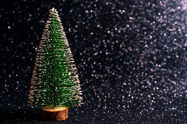 Árbol de navidad verde sobre fondo brillante