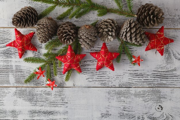 Árbol de navidad en una vieja mesa de madera