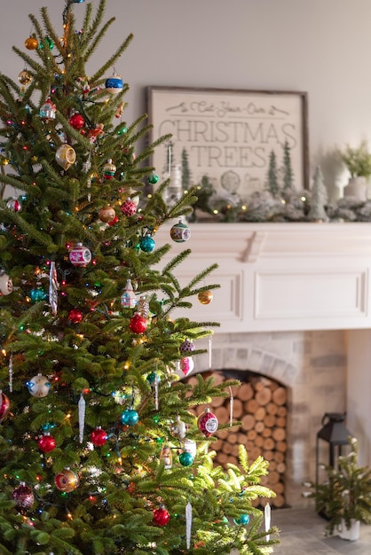 Árbol de Navidad vivo con adornos vintage