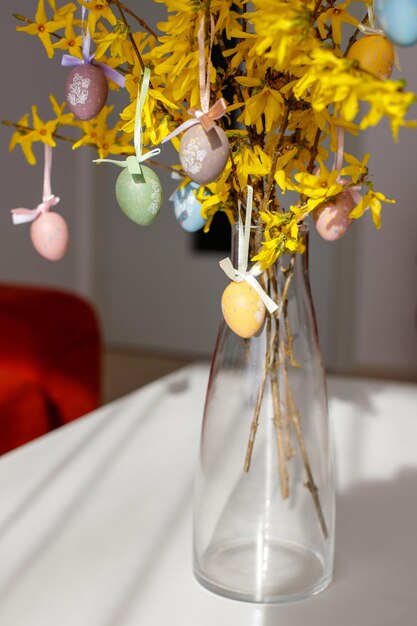 Árbol de Pascua en el interior de Forsythia con huevos de Pascua