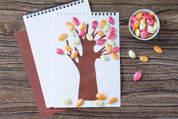 Árbol pintado con hojas de semillas de calabaza