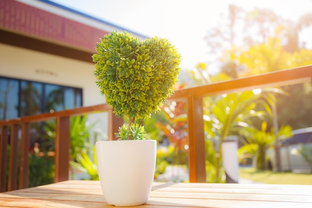 Árbol de plástico en forma de corazón