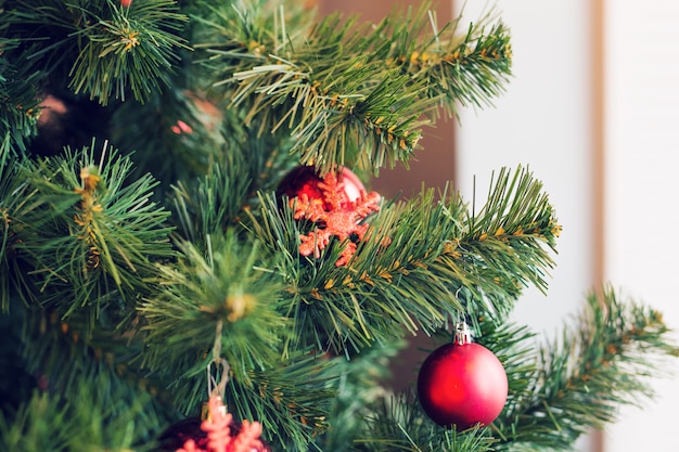 Árbol tradicional de Navidad o año nuevo decorado con un juguete de copo de nieve