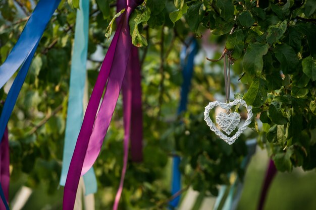 Árbol de verano en flor azul y violeta con decoración de boda - cintas corazones