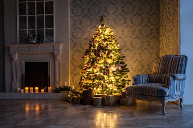 Árbol verde clásico decorado con juguetes navideños