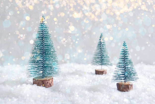 Árboles de juguete de Navidad en nieve simulada
