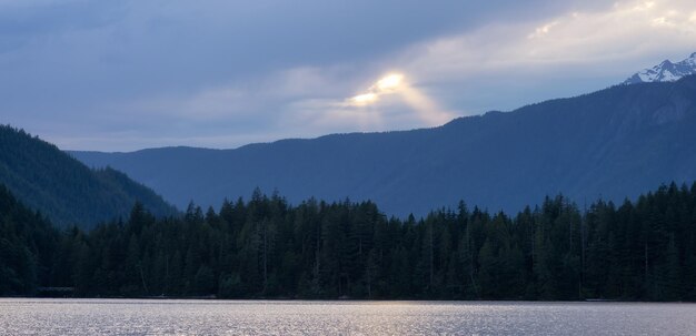 Árboles y montañas del lago en el paisaje canadiense