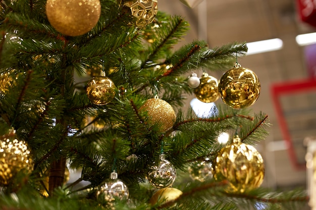 Árboles de navidad con bolas amarillas y rojas.