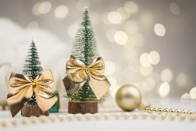 Árboles de Navidad decorativos con luces doradas bokeh