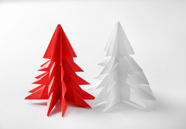 Árboles de Navidad hechos de papel