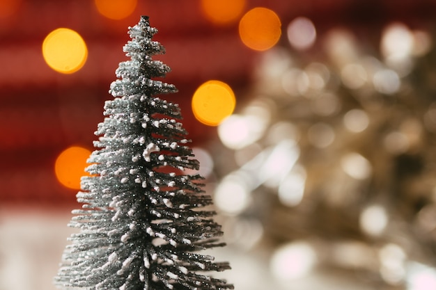 Árboles de Navidad en mesa de madera con fondo de año nuevo