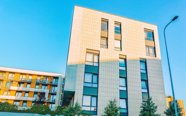 Árboles de la UE en un complejo de nuevos edificios de apartamentos con instalaciones al aire libre.