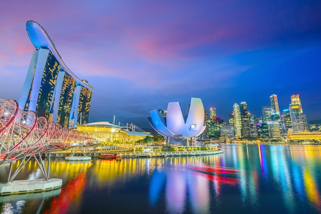 Área de la bahía del horizonte del centro de Singapur en penumbra