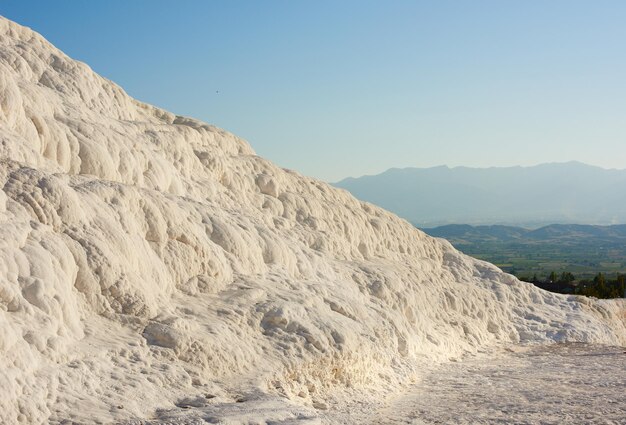 Área del castillo de algodón con mineral de carbonato después de fluir agua termal Paisaje de piscinas de travertino y terrazas en Pamukkale Turquía Viajar al extranjero para el turismo de vacaciones