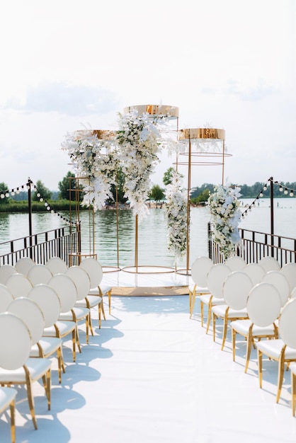 Área de ceremonia de boda, decoración de sillas de arco.