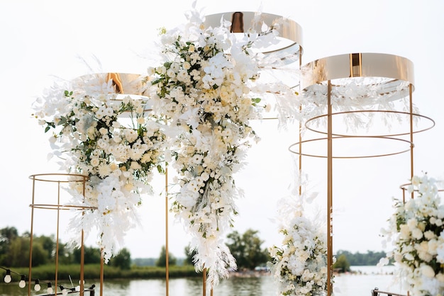 Área de ceremonia de boda, decoración de sillas de arco.