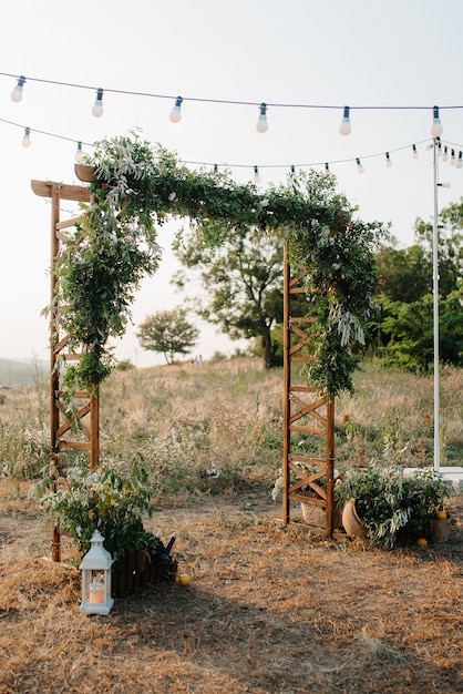 Área de ceremonia de boda, decoración de sillas de arco.