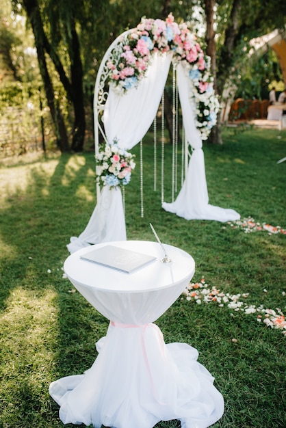 Área de ceremonia de boda, decoración de sillas de arco.
