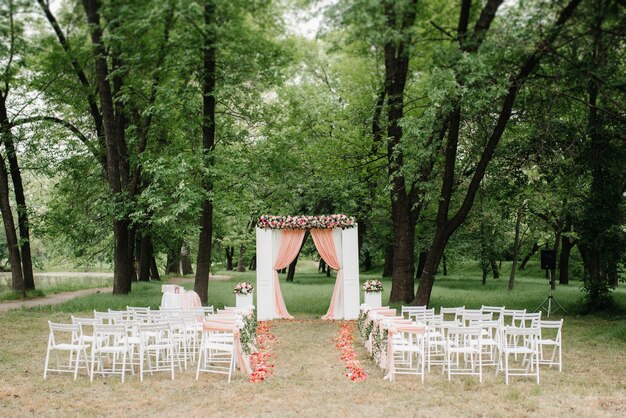 Área de ceremonia de boda, decoración de sillas de arco.