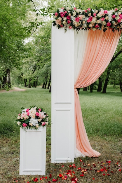 Área de ceremonia de boda, decoración de sillas de arco.