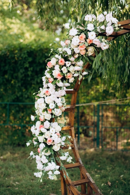 Área de ceremonia de boda, decoración de sillas de arco.