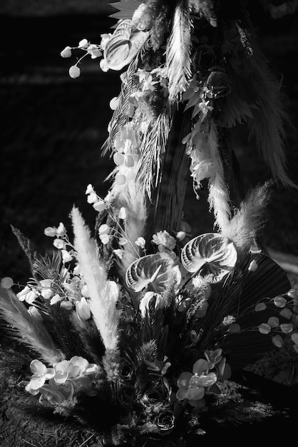 Área de ceremonia de boda con flores secas en un prado en un bosque de pinos