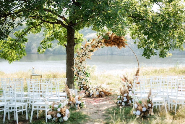 Área de ceremonia de boda con flores secas en un prado en un bosque verde