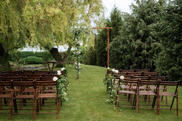 Área de ceremonia de boda con flores secas en un prado en un bosque verde