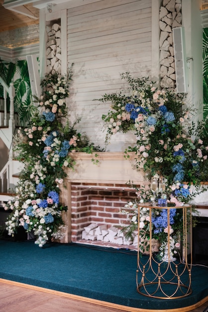 Área de ceremonia de boda con flores secas.