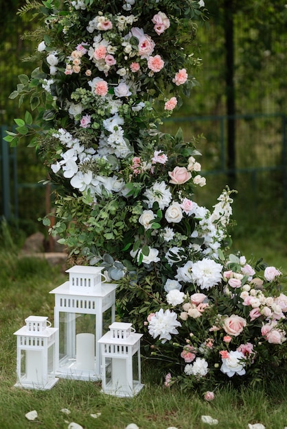 Área de ceremonia de boda con flores secas.