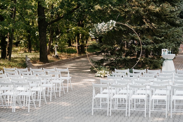 Área de ceremonia nupcial con arco circular decorado con flores.