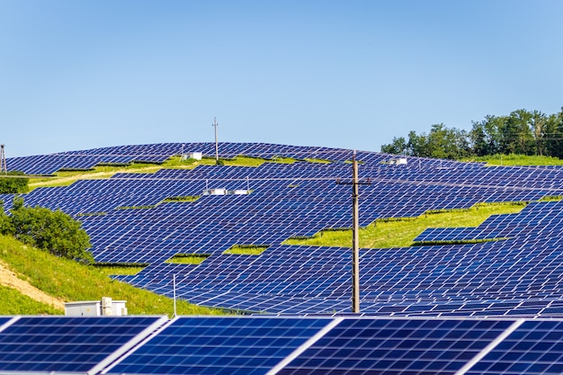 Área de construcción del parque solar en una colina en el condado de Zala, Hungría