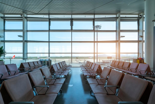 Área de espera com assentos no novo terminal do aeroporto