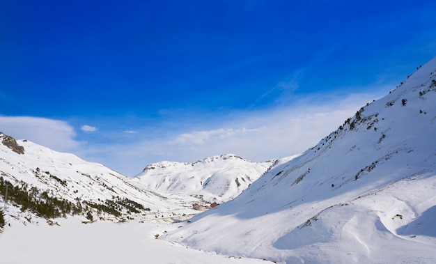 Área de esqui Astun em Huesca on Pyrenees Spain